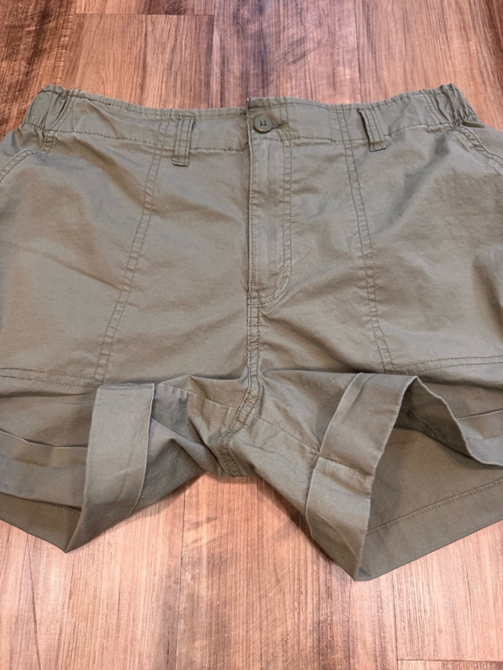 Sanctuary Army Green Utility Roll-Cuff Shorts with Pockets, Size XL - Picture 5 of 12